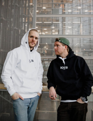 1OTB - huppari (musta/valkoinen)